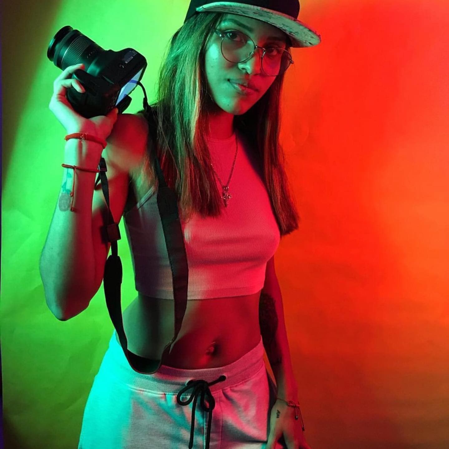 El fundador de Pawis Crea capturando un momento con su cámara