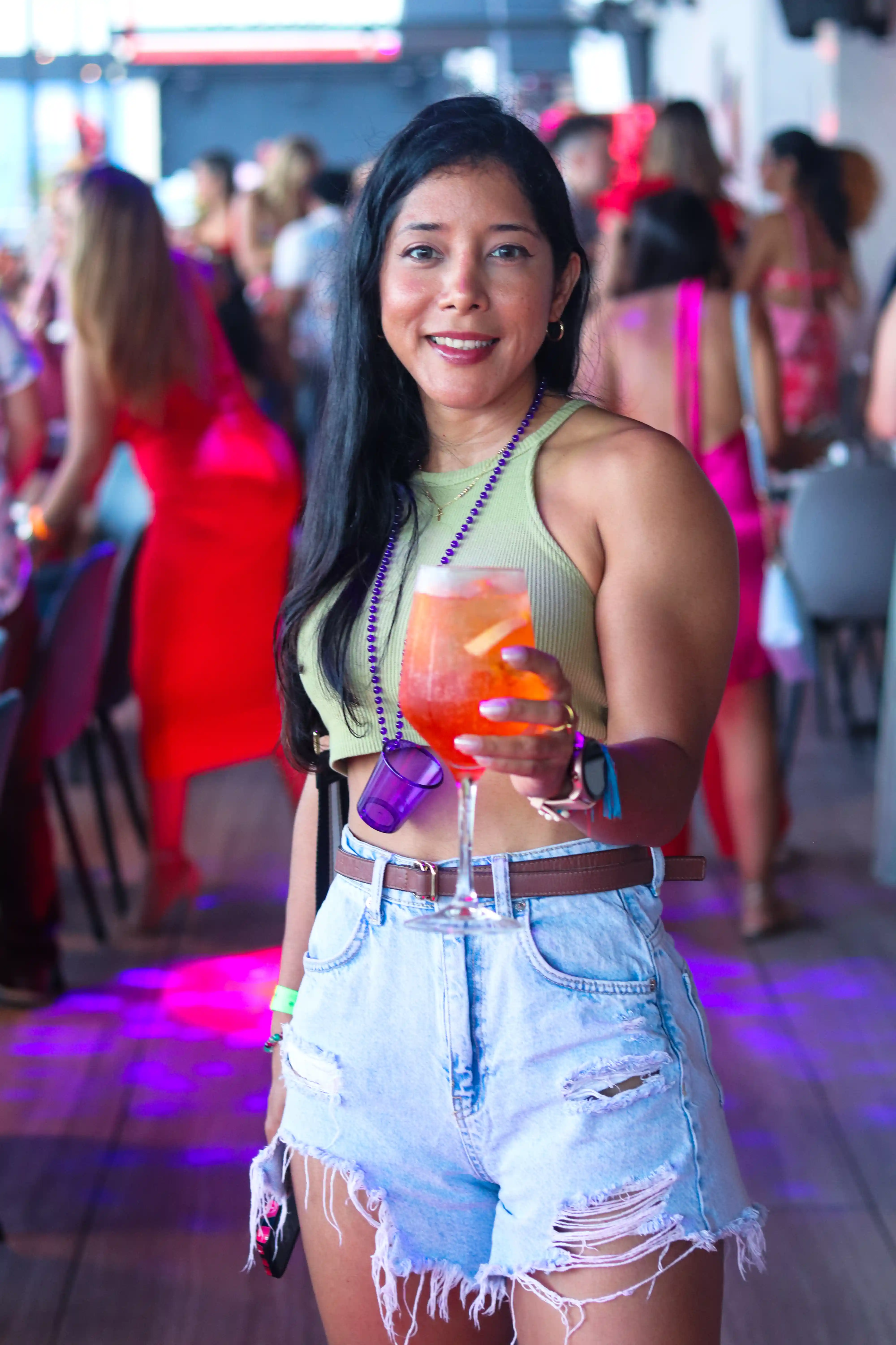 Una empleada sosteniendo su bebida con confianza en un evento corporativo