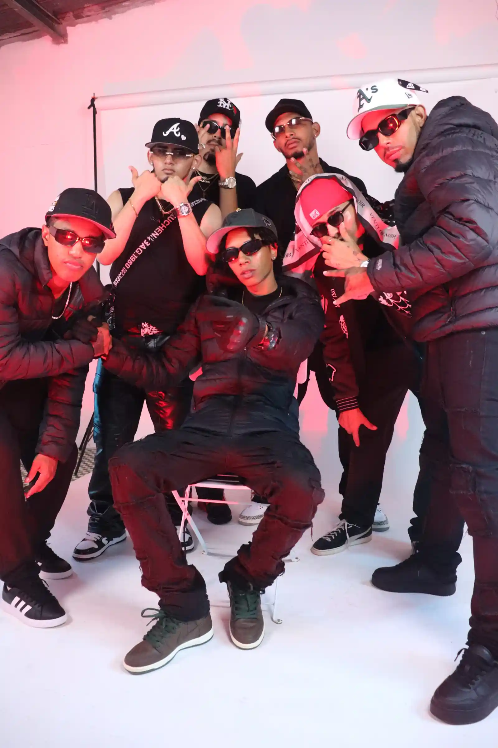 Una vibrante toma detrás de escena de artistas musicales y su equipo posando antes de filmar su video musical