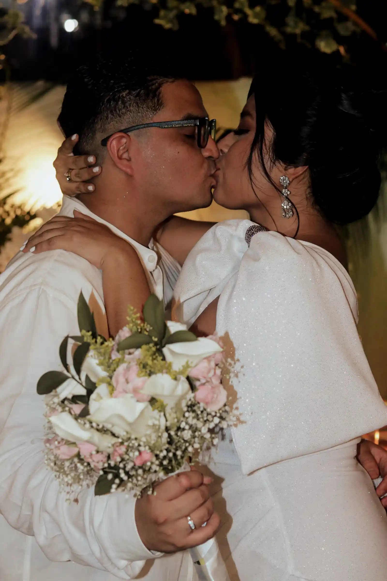 Recién casados compartiendo un beso tras intercambiar votos